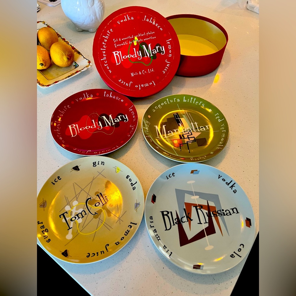 Set of 4 cocktail plates. Retro style.